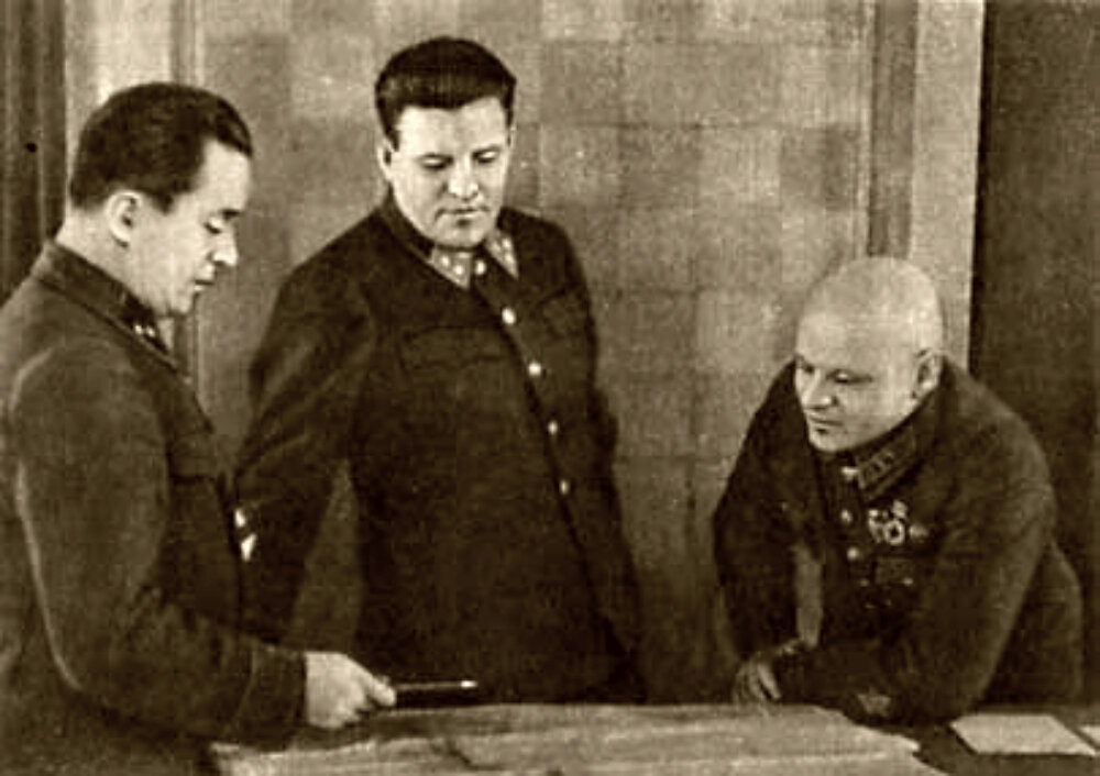 В штабе Московской зоны обороны. Слева направо: А. И. Кудряшов, П. А. Артемьев, К. Ф. Телегин