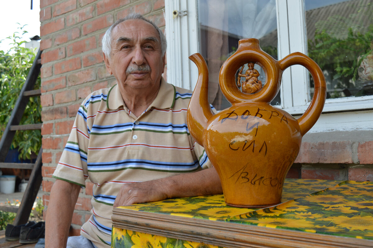 Кувшин, на котором Высоцкий оставил свои пожелания, Андрей Лукьянович хранит до сих пор. (Фото: Анна Кобыляцкая)