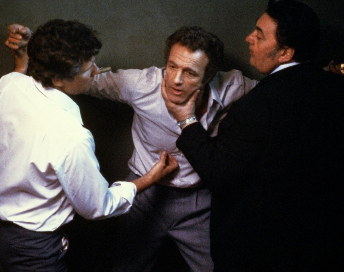 Судя по отвратительным физиономиям, тупости и повадкам здешних копов, в начале 80-х у режиссера Манна явно имелся зуб на полицию.   