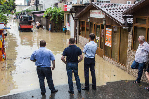  Фото: Газета.RuВ Сочи обнаружили тело четырехлетней девочки, которую в пятницу, 3 августа, течением реки Пластунка унесло в море. Спасатели нашли тело ребенка в море в районе пляжа «73-й километр» — оно находилось в 500 метрах от берега.