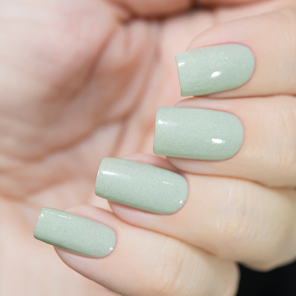 Следующий зеленый «Ягель», напротив, деликатно-сдержан. Но приглядитесь, мельчайший черный шиммер в его составе говорит об искушенности в лаковом деле его вдохновительницы Ксении @vseradosti59