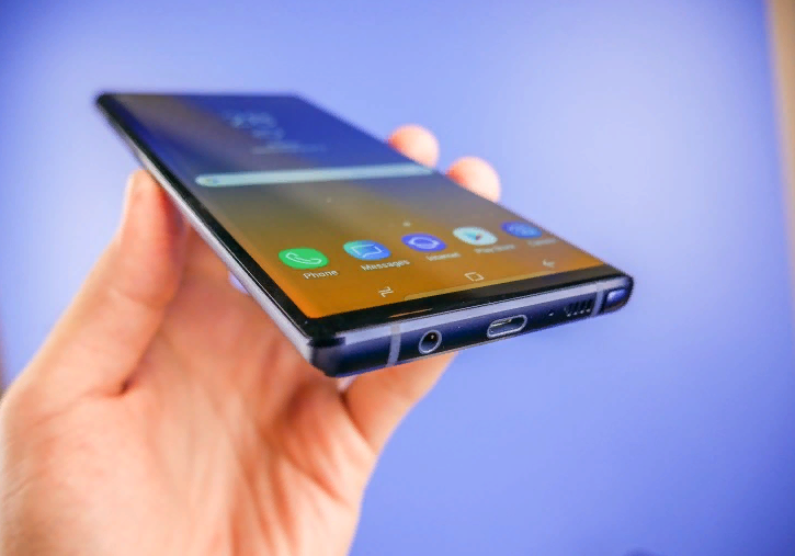 Все, кто интересуется мобильными телефонами, знают, что Samsung делает одну из лучших, если не лучшие, OLED-панелей.