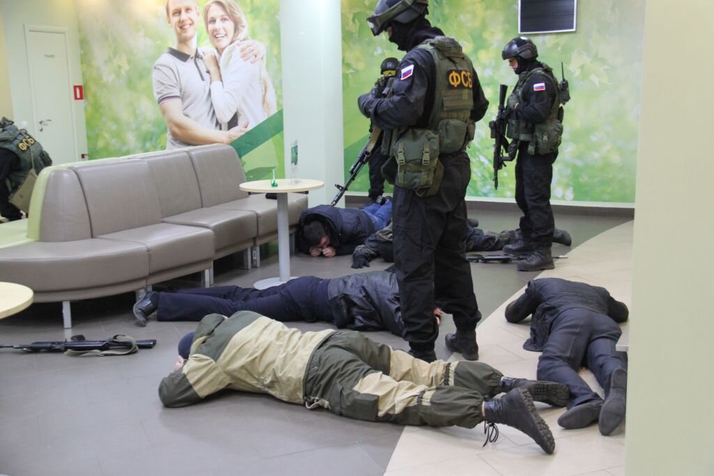 школа беслан 2004 заложники. спасти заложника фильм. T. роберт патрик и кристанна локен. невский спасают заложницу.