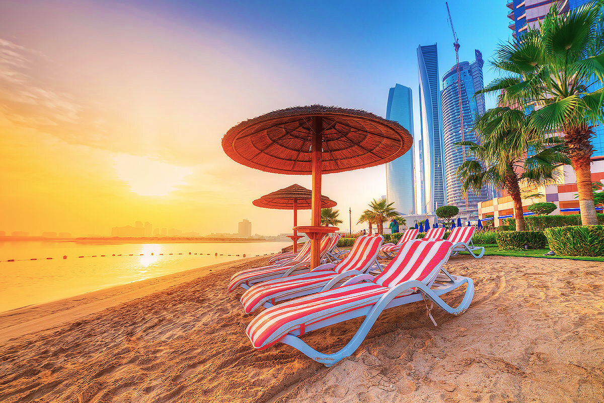 Туры в оаэ из москвы. ОАЭ Шарджа море. ОАЭ красивый пляж. Лето в Дубае. Абу-Даби пляж солнце.