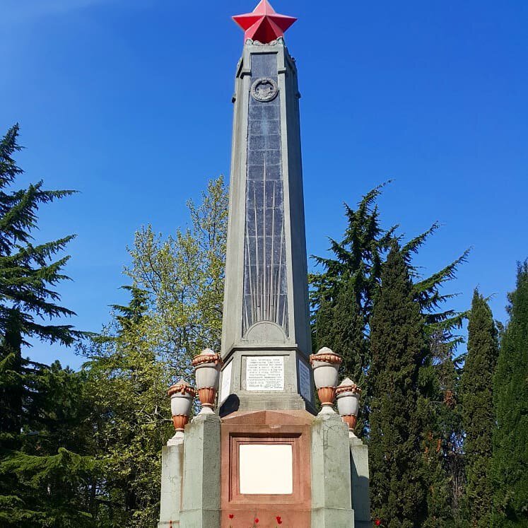  Обелиск на братской могиле. Алушта (Крым)