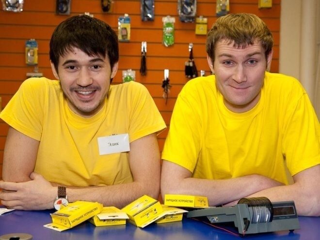 Эту статью Я решил написать из за того что не давно я попался на раскрутку продавцов консультантов ( не люблю когда меня делают л..ом) и решил написать про них пост , не кого не хочу оскорбить и обидеть , в этой статье Я пишу только про тех людей с которыми столкнулся и пологаюсь  только на свои ума заключения из полученного мною опыта , 100% правды . В статье как купить айфон за 58 000₽  Описана вся ситуация  . Как меня обманули с целью своей наживы. 1 много информации они мне не договаривали (  при оформление рассрочки и то не всегда  нужно приобрести  дополнительные  аксессуары , на определенную сумму денег или количество аксессуаров)  Даже если банк одобрит просто гаджет , они Вам не скажут , а начнут  разводить , ихняя зарплата в основном строится из за продажи дополнительных аксессуаров , чем дороже  приобретённые  нами аксессуары тем больше их зп   ( каждый клиени для них кошелёк ) . 2. Не подписывайте не когда договор не прочитав его , ( они все оформят напечатают обоятельная  девушка подойдёт пригласит Вас к стойке даст Вам ручку и начнёт только листать страницы что бы Вы их только подписывали , прочитайте что подписываете (ВСЕГДА не только в этом моменте ) вот я не прочитал и наткнулся на доп соглашения с банком ( вот у меня получается два договора один на 10% годовых , второй на 13% годовых , как че не понятно ЕСЛИ КТО ШАРИТ ОБЪЯСНИТЕ В КОМЕНТАРИИ ЧТО ДА КАК ))  ,  за тем обратите внимание на спецификацию товара  что будет входить в Вашу рассрочку ,  от чего Вы можете отказаться от чего нет , не слушайте если они Вам будут говорить что Вы не можете от того отказаться и от того , проверяйте Все сами в интернете в банке , везде но не у них. Затем обязательно отказывайтесь от сомнительных и не нужных  товаров  ( консультация по гаджету , смс информирования , сим карты , и тд. ) В первую очередь они будут впихивать Все самое дорогое пленку , чехол и тд. , не разрешайте клеить пленку если Вам не нужна услуга обслуживания если всё-таки они  втюхали её Вам , как только Вы воспользуетесь хоть один раз вернуть её будет не возможно . Они тянут время , По договору я имею право вернуть товар в день покупки , они всячески будут отговаривать Вас и тд. Тем самым протянут этот день и все вернуть не сможете  , что касается страховки говорить Вам будут много , идите в банк и отказывайтесь , страховка должна начать действовать тогда можно её закрыть ( перед оформлением страховки  и вступление её в силу должно пройти 15 Дней , но как только страховка начинает работать Вы не сможете сдать её )  Ещё страховку они оформляют по максимуму  в неё входит все и цена веселая на неё Соответственная .  В следущей стать я расскажу какие услуги входят в обслуживание гаджета . 