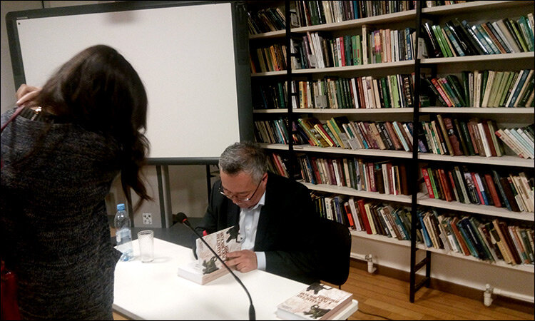 Султан Акимбеков подписывает свои книги. Фото "Ферганы"
