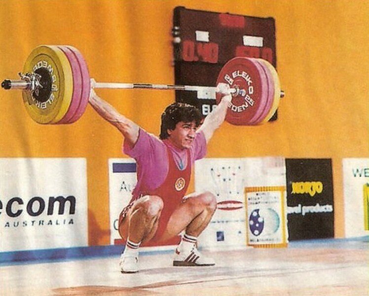 А.Ораздурдыев во время выступления на чемпионате по тяжёлой атлетике 