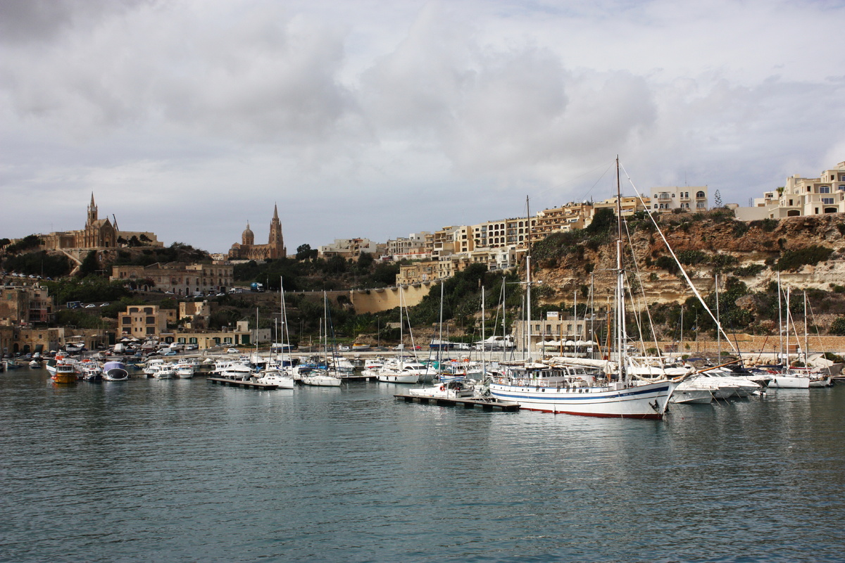 Виктория – столица острова Гозо. Добраться до нее можно на пароме, который стартует с Мальты и перевозит жителей Гозо на работу или в гости к родне, живущей, к примеру, в столице Мальты – Валетте. 