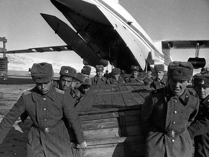 Выгрузка погибших солдат из АН-12.
