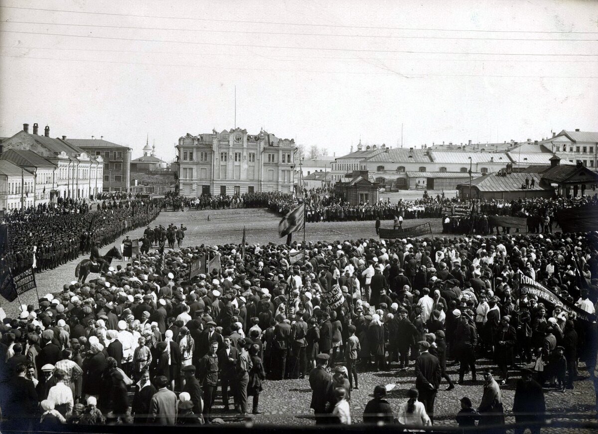 более 50 лет назад. городские деревянные бараки. жизнь 50 лет назад. более 50 лет назад. город 50 лет назад.