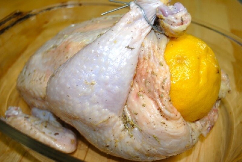 Куры в духовке с лимоном. Курица в духовке. Курица с лимоном в духовке. Курица фаршированная лимоном в духовке. Курица целиком с лимоном.