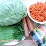 1. Вынимаем из упаковки сосиски, ставим под рукой в отдельной емкости необходимое количество корейской моркови и упаковку майонеза, моем кочан свежей капусты, листья салата и петрушку.