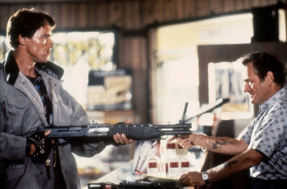 Кадр из к/ф Терминатор. Продавцу бы точно не помешал Бронежилет.