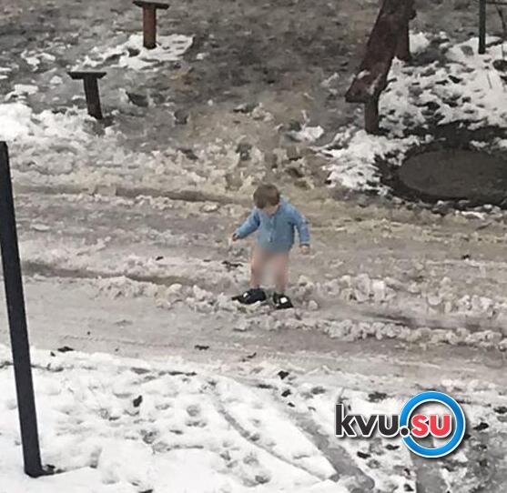  Мальчишка без штанов бегал по заснеженной улице в посёлке Таловый.