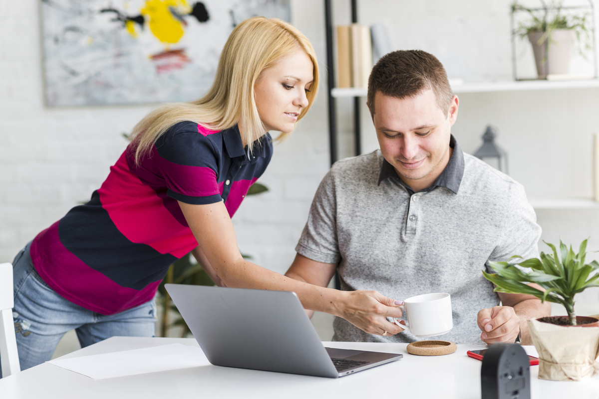 Автор фото: https://ru.freepik.com/free-photo/woman-giving-coffee-to-her-husband-working-on-laptop_2657153.htm#term=Работающая%20семья&page=1&position=9