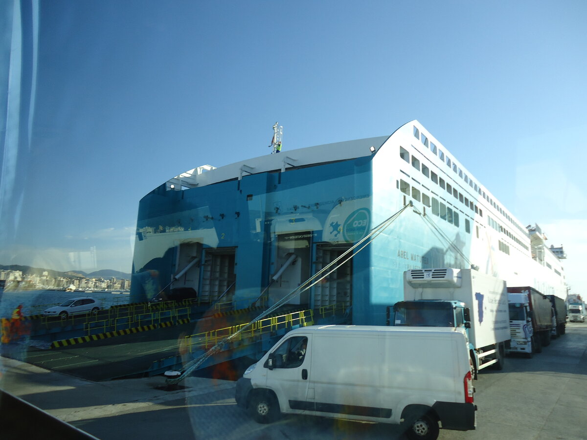 Ждем погрузки нашего автобуса.