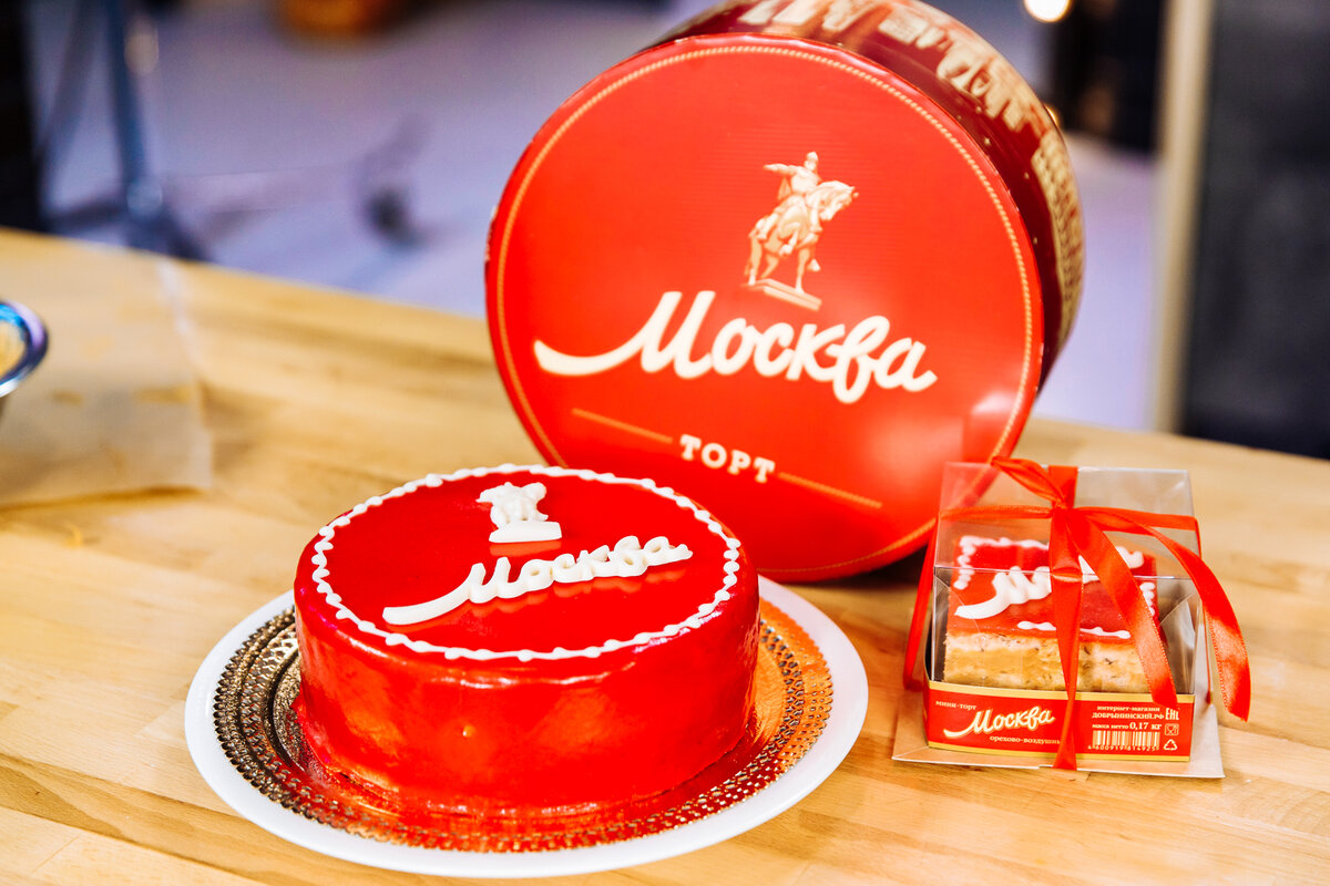 Moscow cake. Торт столица. Шеф кондитер в колпаке готовит торт.