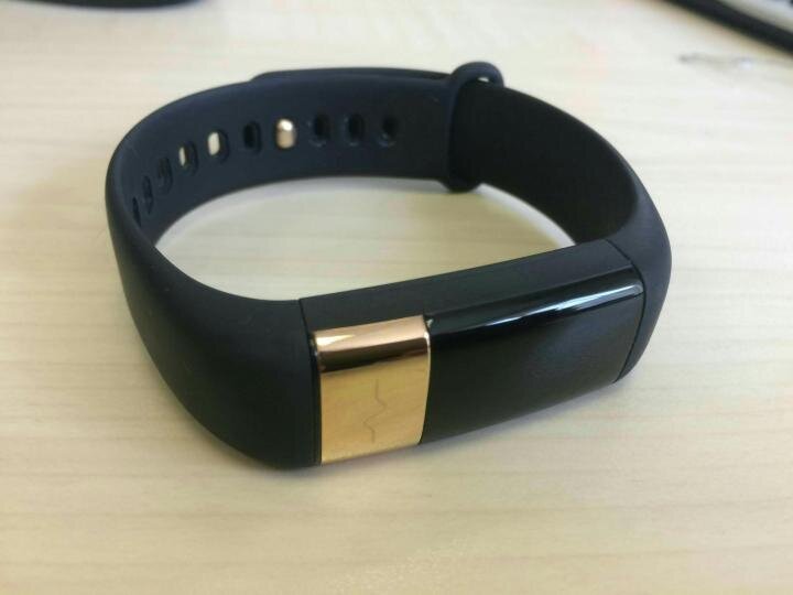 Внешний вид стандартного фитнес-браслета. Фото: youla