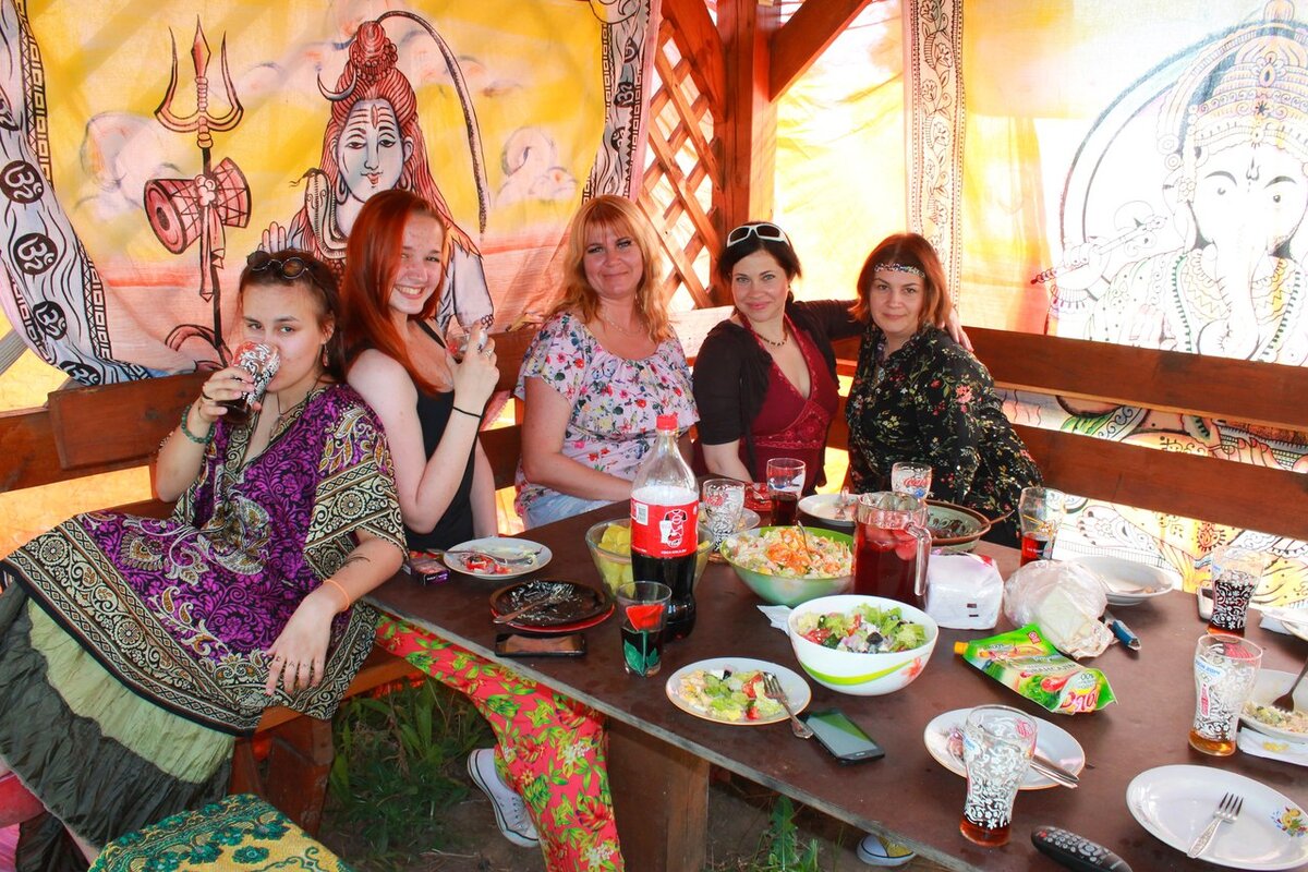 Капитальная беседка была декорирована яркими полотнами с изображением богов индийского пантеона - Шивы, Ганеши и Сурьи. 