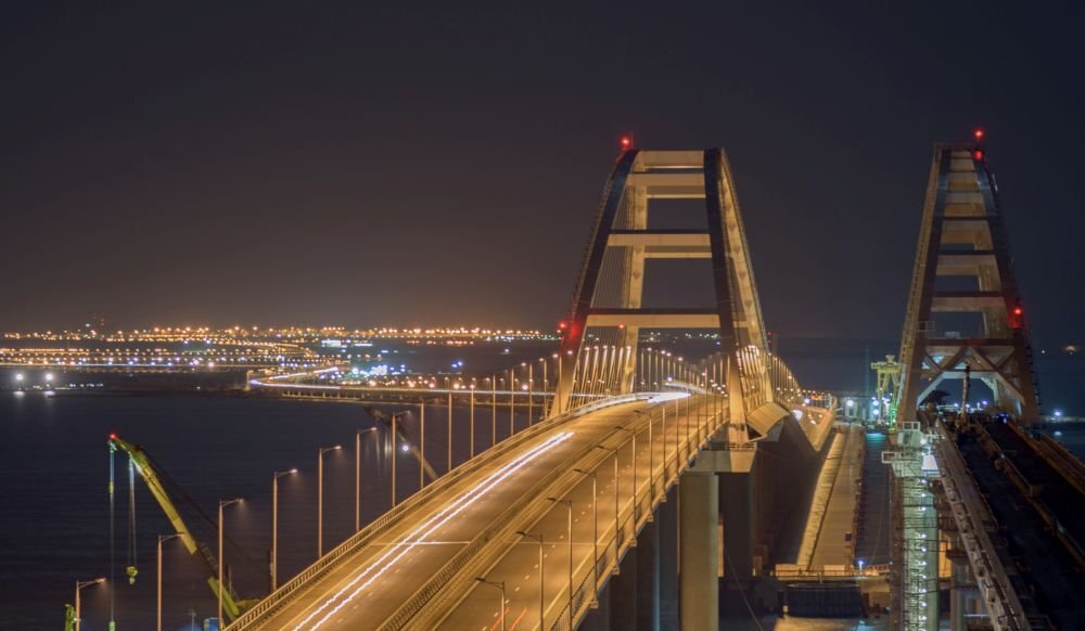 Крымский мост в огнях. Фото: most.life