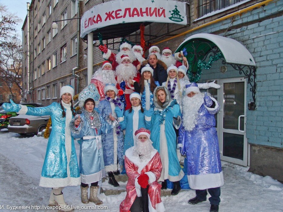 01. С самого раннего утра мы собрались в офисе "Дорогами Добра", одели бороды и костюмы, взяли свои волшебные мешки, набили машины подарками и поехали!

