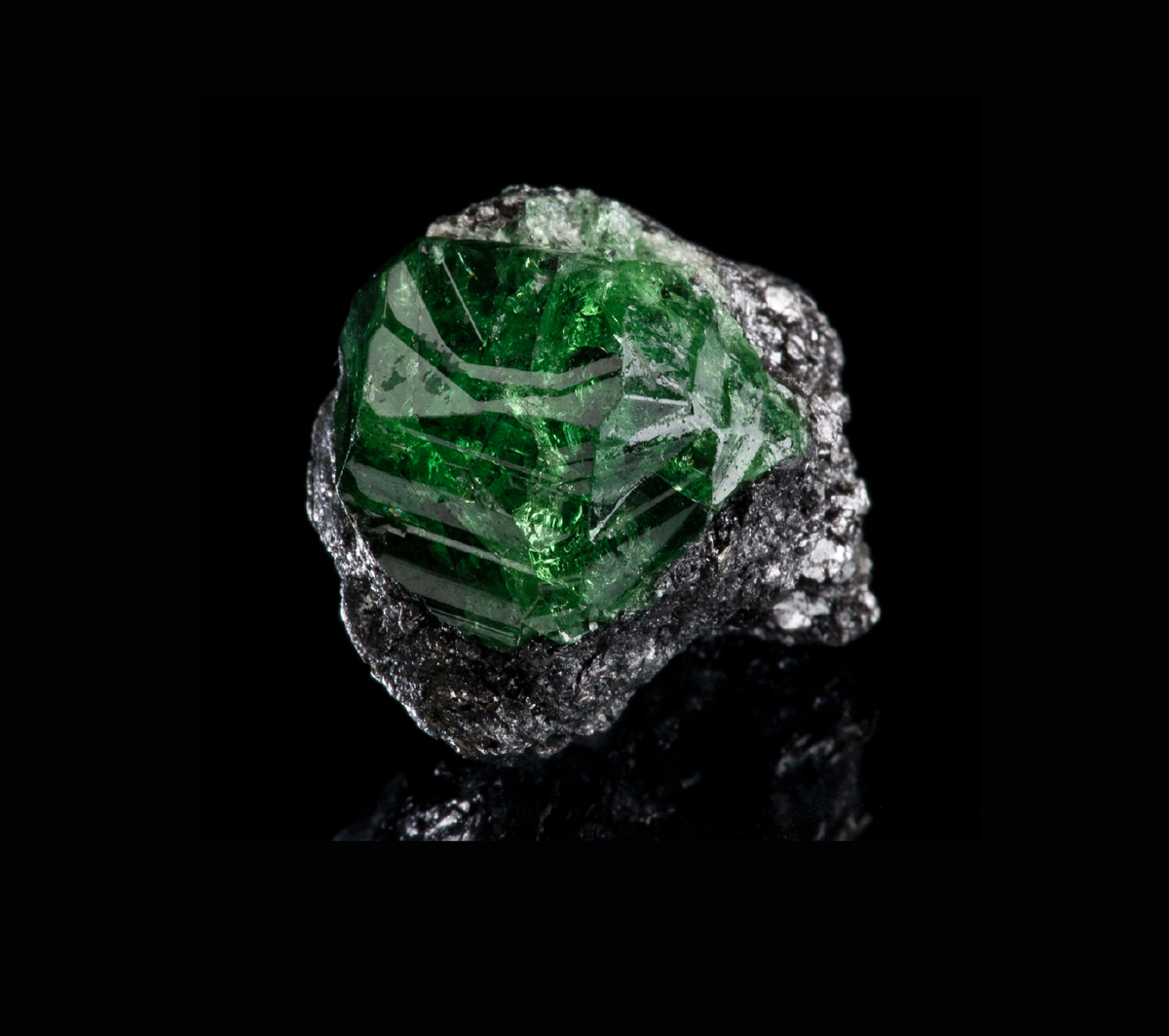 Номер телефона изумруд. Номер телефона изумруд. Изумруд камень необработанный. Баннер медицинского центра. Номер телефона изумруд.