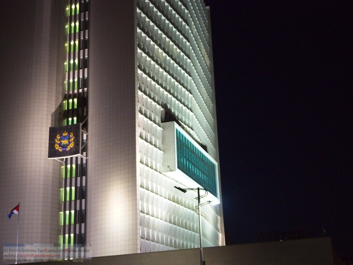 2. Чудак-человек этот Мопассан. Достаточно же было просто повернуться к ней спиной. Так же просто, как это делаю сейчас я по отношению к Золотому мосту.