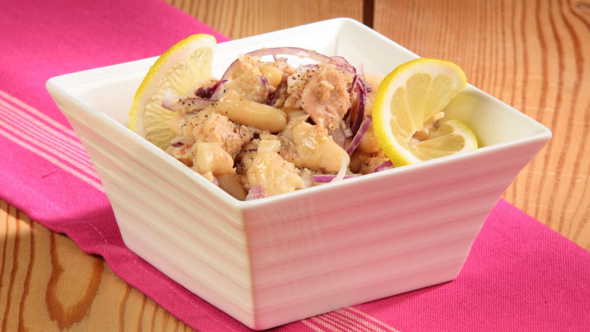Салат с тунцом, фасолью и луком.