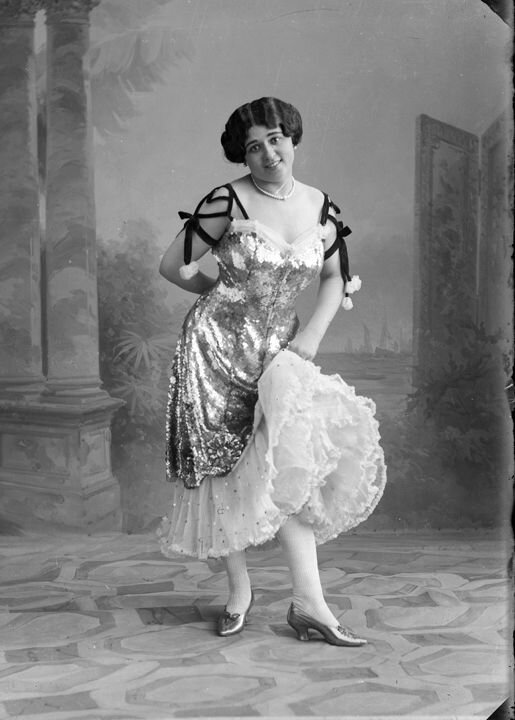 Шепелева — шансонетка Нижегородской ярмарки. Дата: 1913 г. Место съемки: г. Н.Новгород Автор: М. Хрипков