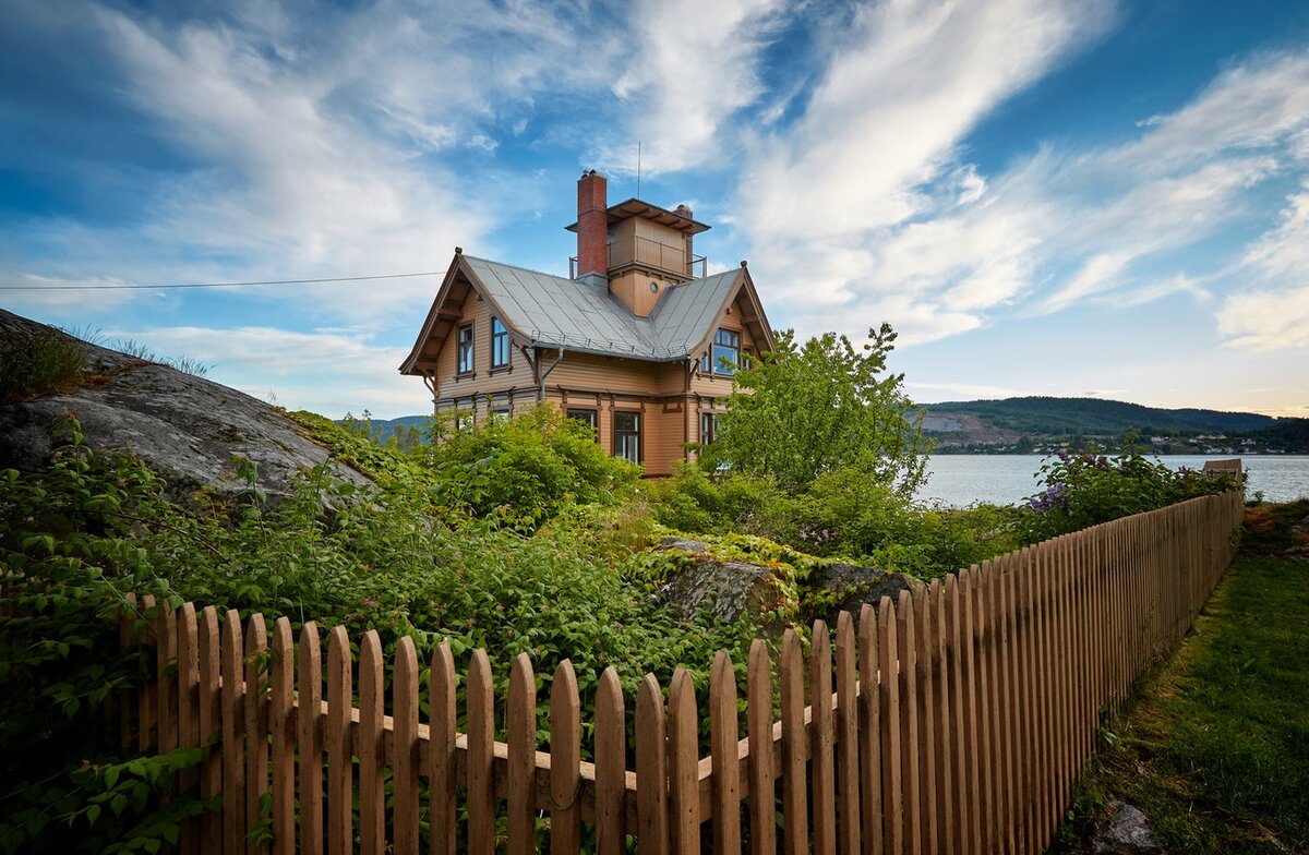 Проверенный дом. Fence near the House. A House is Surrounded by a Fence. Fences near the House Russian. A House is Surrounded by Wood.