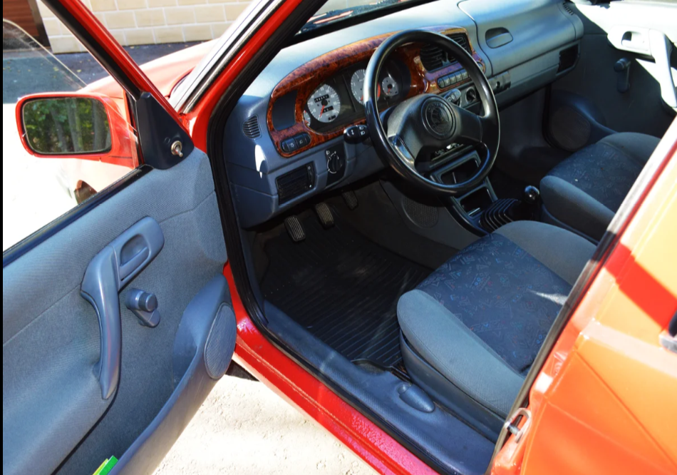 Закос под дерево на приборке это уже доработка от владельца...