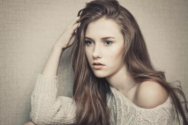 ПРЕДЫДУЩИЕ ЛЮБОВНЫЕ ОТНОШЕНИЯ ДАВНО ЗАКОНЧЕНЫ, СВОБОДНОГО ВРЕМЕНИ МНОГО. ДЕВУШКА ЗНАКОМИТСЯ С ДВУМЯ СОВЕРШЕННО РАЗНЫМИ ПО ХАРАКТЕРУ ПАРНЯМИ. И ЕЙ НЕ ЛЕГКО СДЕЛАТЬ СВОЙ ВЫБОР В ЧЬЮ-ТО ПОЛЬЗУ... 