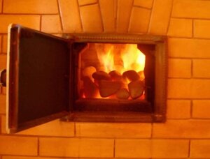 Уникальную непередаваемую атмосферу настоящей русской бани создают дровяные топки. Особенный уют создается за счет потрескивания дров. Они достаточно практичны, в короткие сроки создается необходимая температура. К процедурам можно приступать примерно через полчаса после начала разогрева.