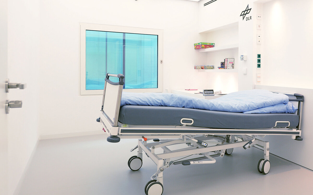 Кровати в кабинете расположены под углом так, что головы участников была ниже их тел на 6 градусов.