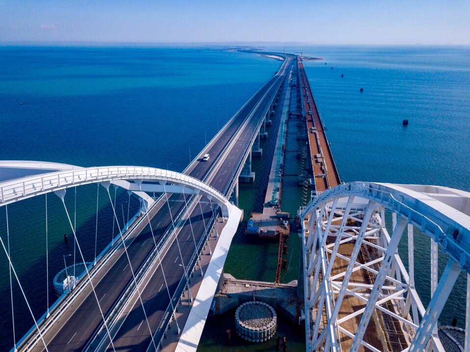 Крымский мост между