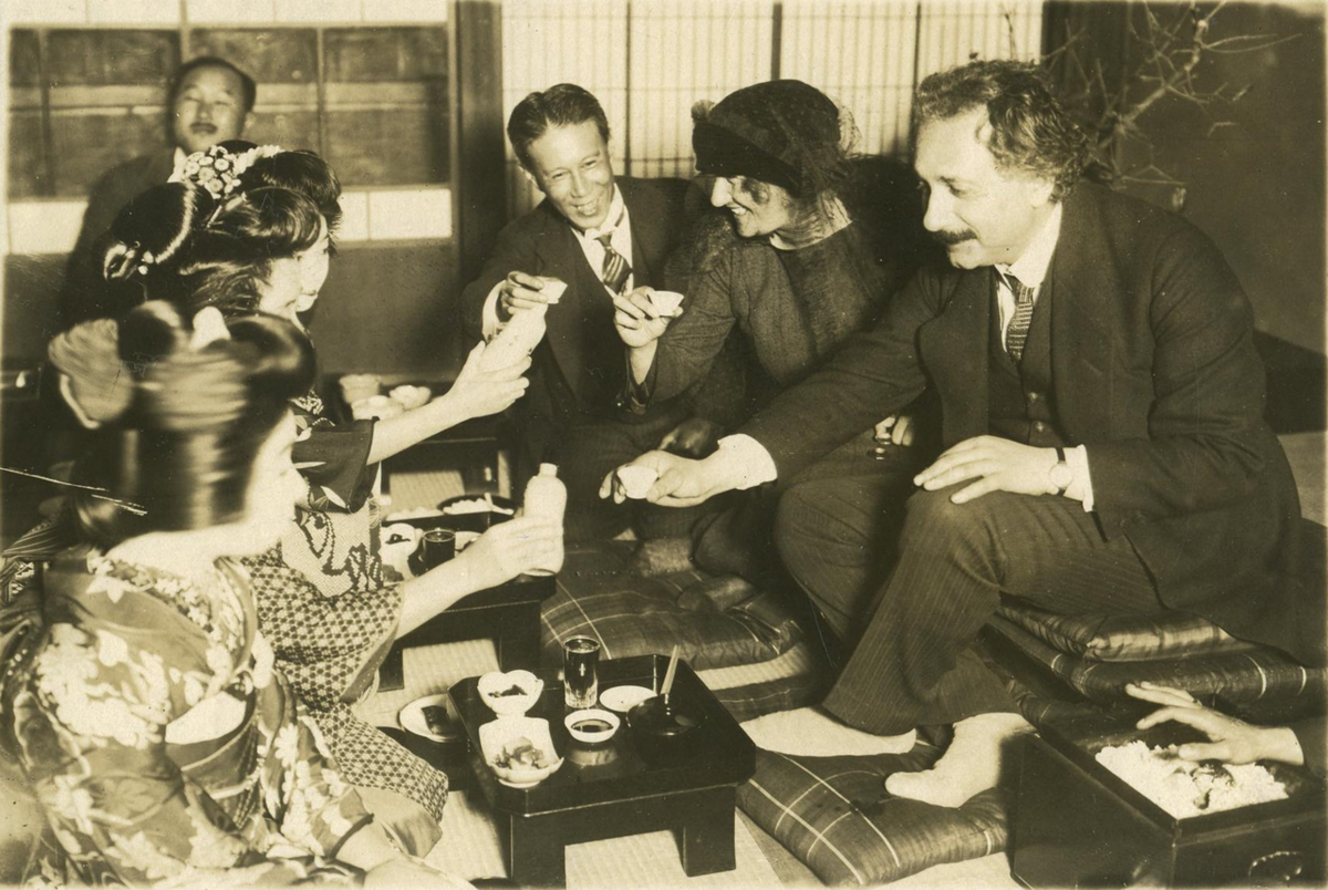 Эйнштейн с женой в Японии, ноябрь-декабрь 1922 года. Автор: Unknown, Courtesy of Meiji Seihanjo - http://access.cjh.org/home.php?type=extid&term=875212#1, Общественное достояние, https://commons.wikimedia.org/w/index.php?curid=26063969