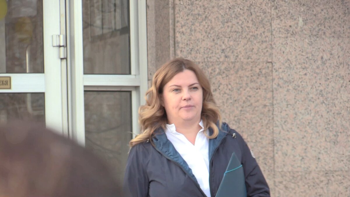 Татьяна Зуйкова/Мединская - сестра Владимира Мединского. Скрин с видео у здания суда.