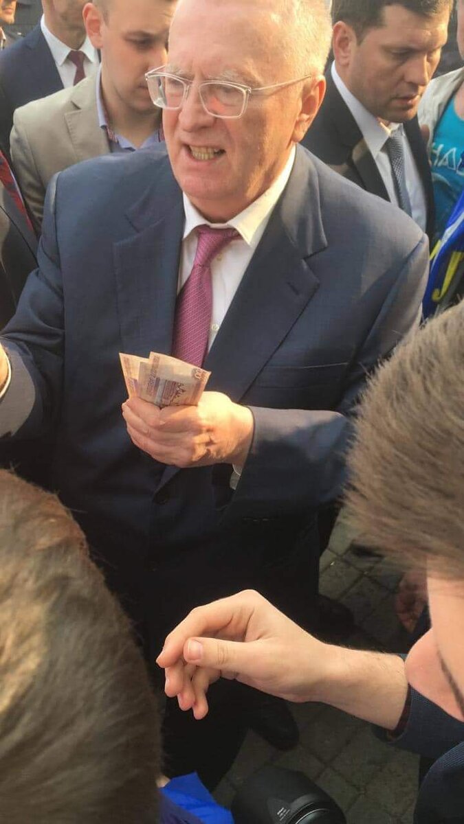 Раздача денег на куличи и яйца.