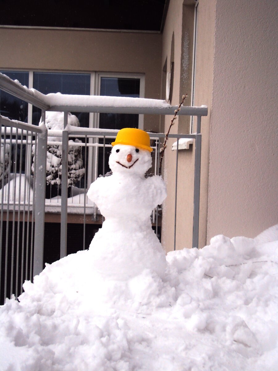 Балкон так завалило снегом, что можно играть в снежки и лепить снеговиков) 