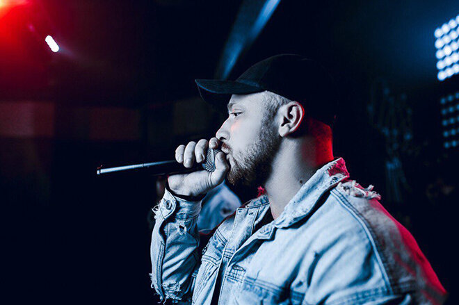 Леша Свик на сцене