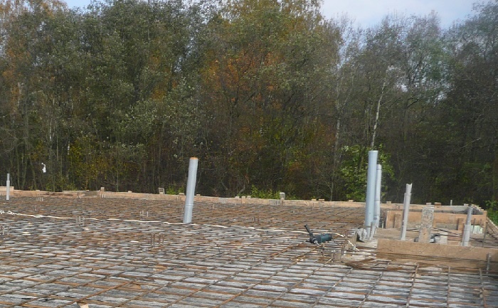 Верх фундамента готов к заливке бетоном