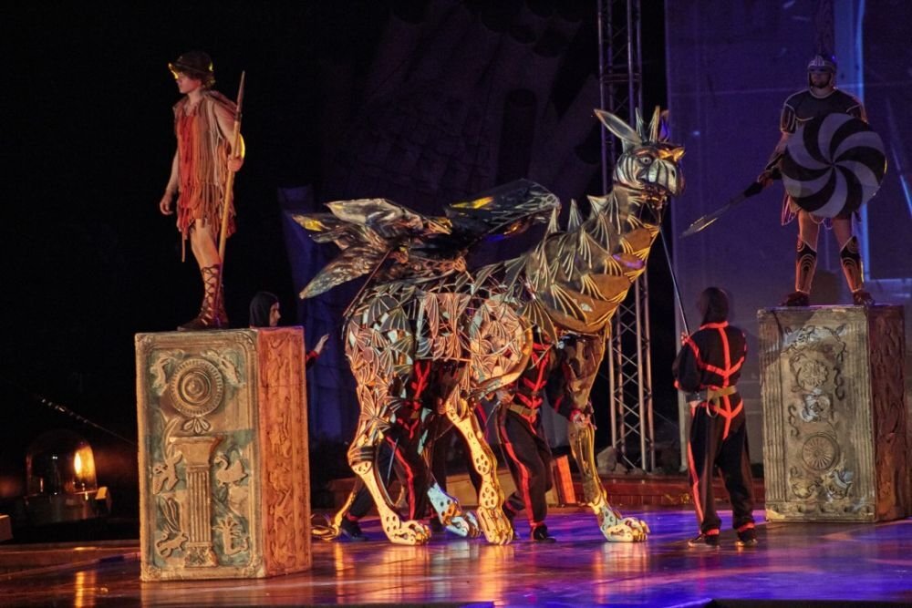 Сцена из спектакля "Грифон" в Херсонесе-Таврическом. Фото: vesti92.ru.  