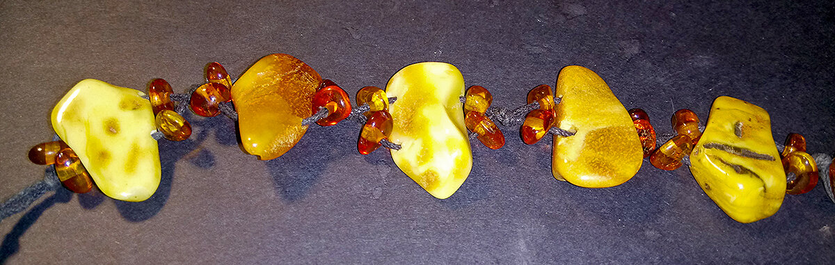 Непрозрачный янтарь «бастард»