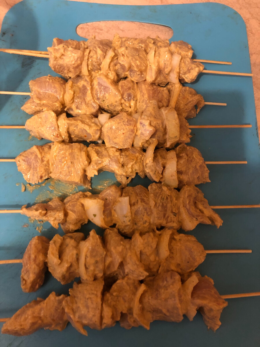 Между кусочками мяса можно продеть лук