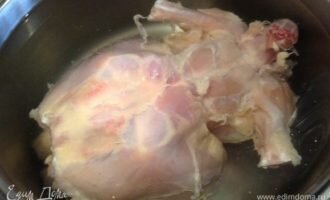 Отварить курицу (у меня домашняя), добавить лавровый лист.