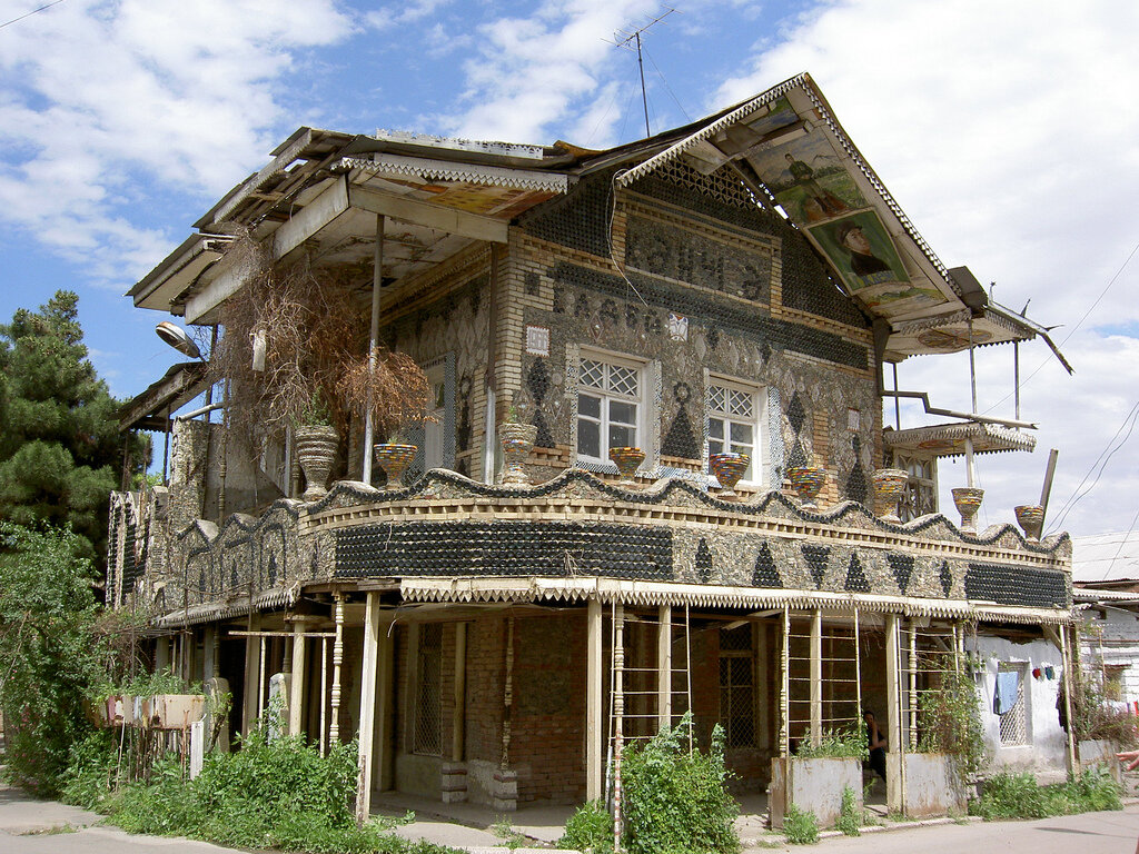 Бутылочный домик в Гяндже.