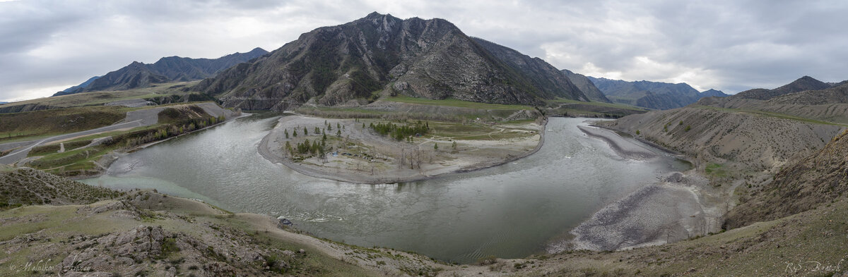 1.Излучина Катуни в районе слияния двух бурных рек! Здесь сливаются в единый поток быстрая Чуя и могучая Катунь. Довольно известное и популярное у туристов место, на смотровой площадке практически не бывает пусто - постоянно кто-нибудь приходит сюда чтобы насладиться чудесным видом!