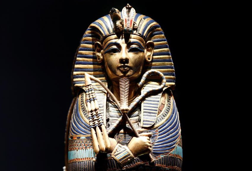 Один из золотых саркофагов, в котором хранились внутренние органы Тутанхамона. Фото: rfi.fr