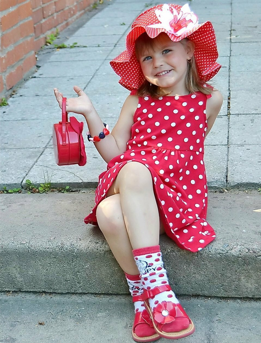 Заглянул под платье. Под юбкой у маленькой девочки. Под платьем у маленьких. Маленькая девочка на скольжении. Дети переодеваются в школе.